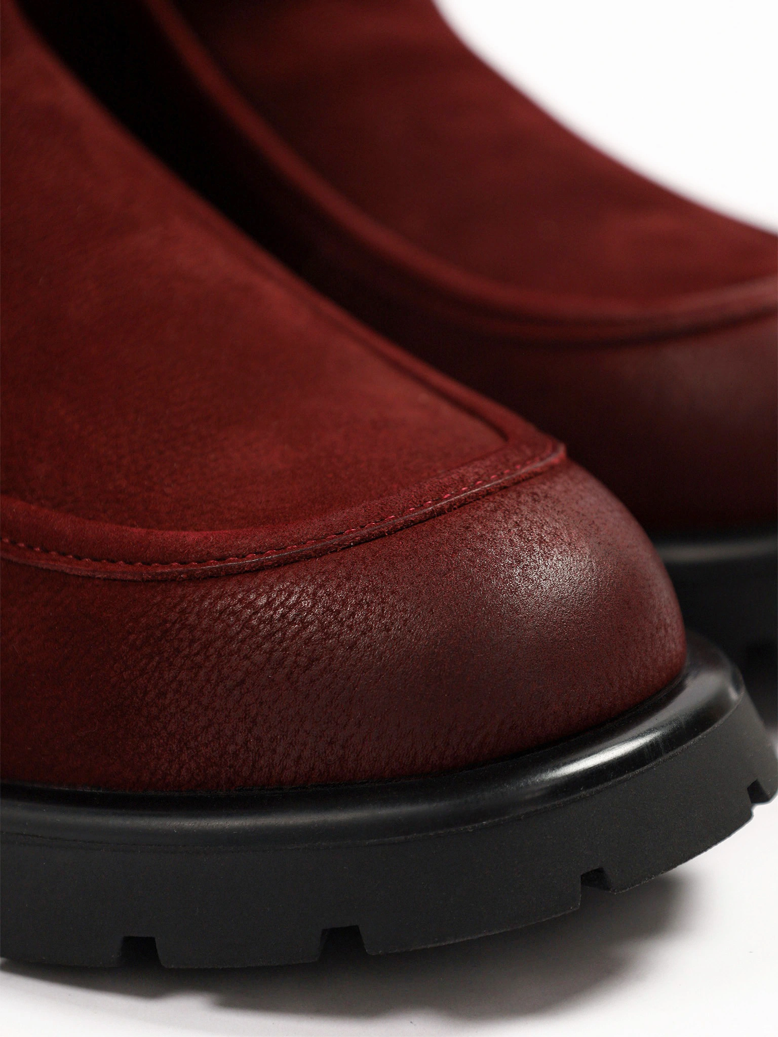 Ботинки бордового цвета на рельефной подошве